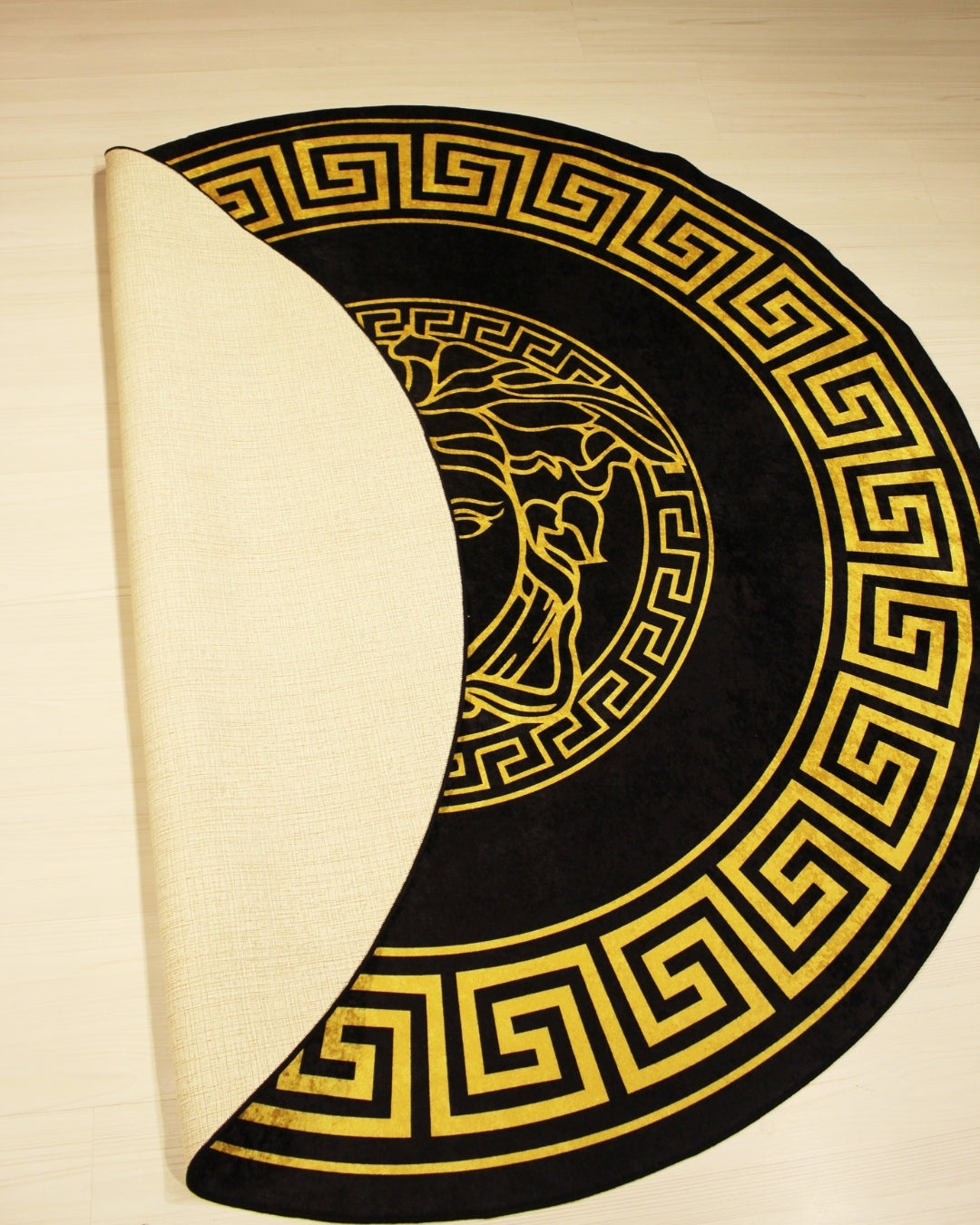 Medusa Motifli Siyah Zemin Gold Logolu Yuvarlak Versace Halı – Deri Taban, Yıkanabilir, Süngerli Yüzey6