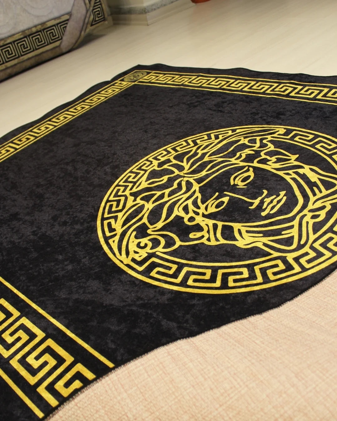Köşe Medusa Motifli Gold Versace Halı – Deri Tabanlı, Yıkanabilir, Süngerli Yüzey1