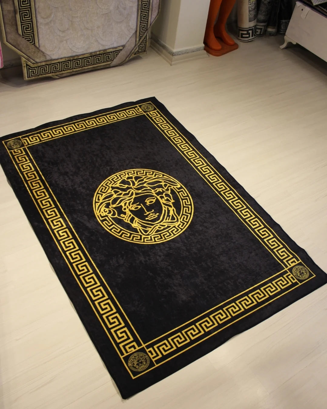Köşe Medusa Motifli Gold Versace Halı – Deri Tabanlı, Yıkanabilir, Süngerli Yüzey2