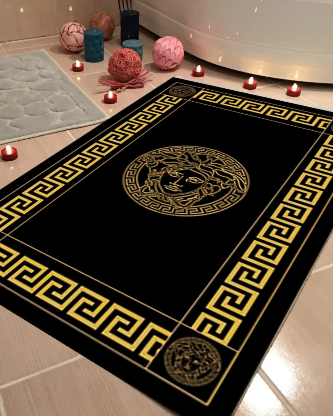 Köşe Medusa Motifli Gold Versace Halı – Deri Tabanlı, Yıkanabilir, Süngerli Yüzey5
