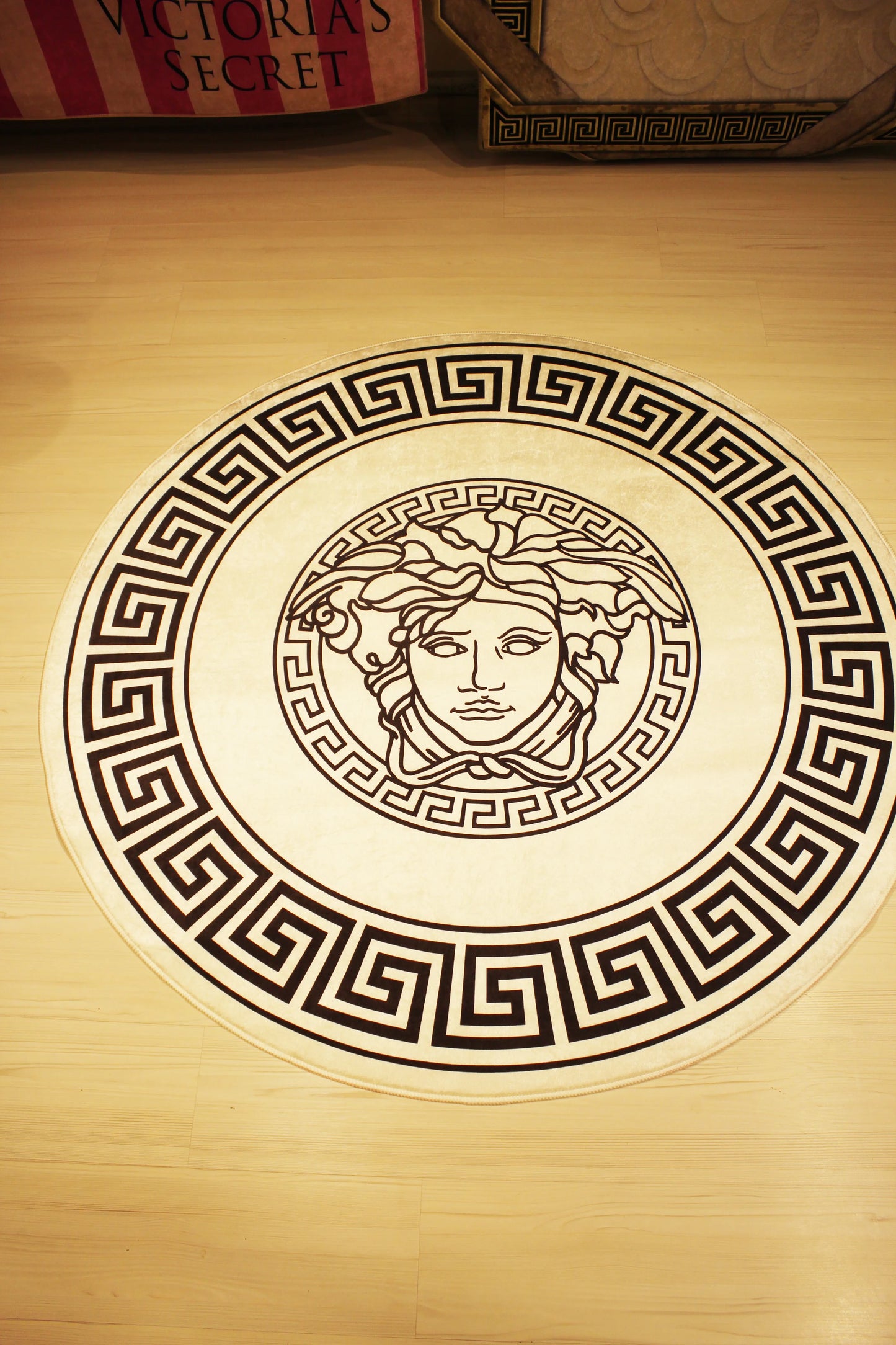 Medusa Motif Yuvarlak Beyaz Versace Halı – Kaymaz Taban, Makinede Yıkanabilir