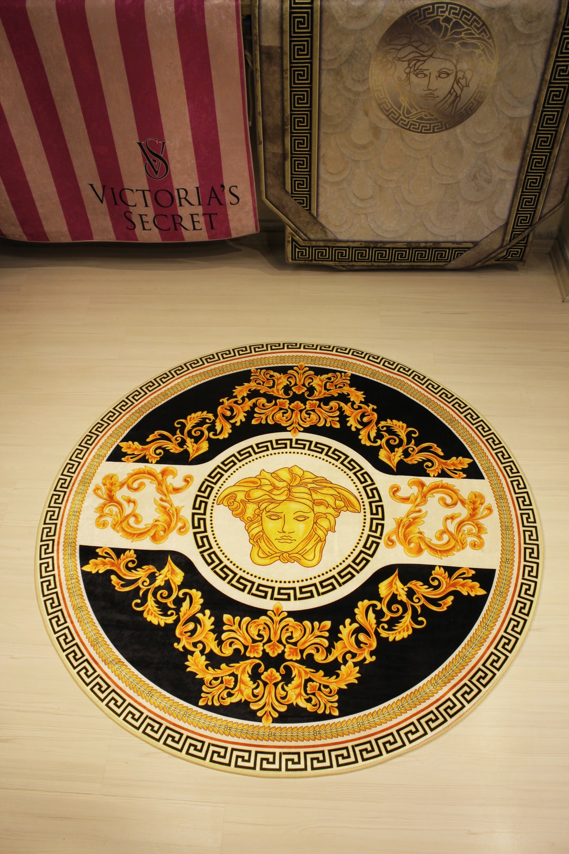 Medusa Motifli Yuvarlak Varaklı Versace Halı – Kaymaz Taban, Makinede Yıkanabilir