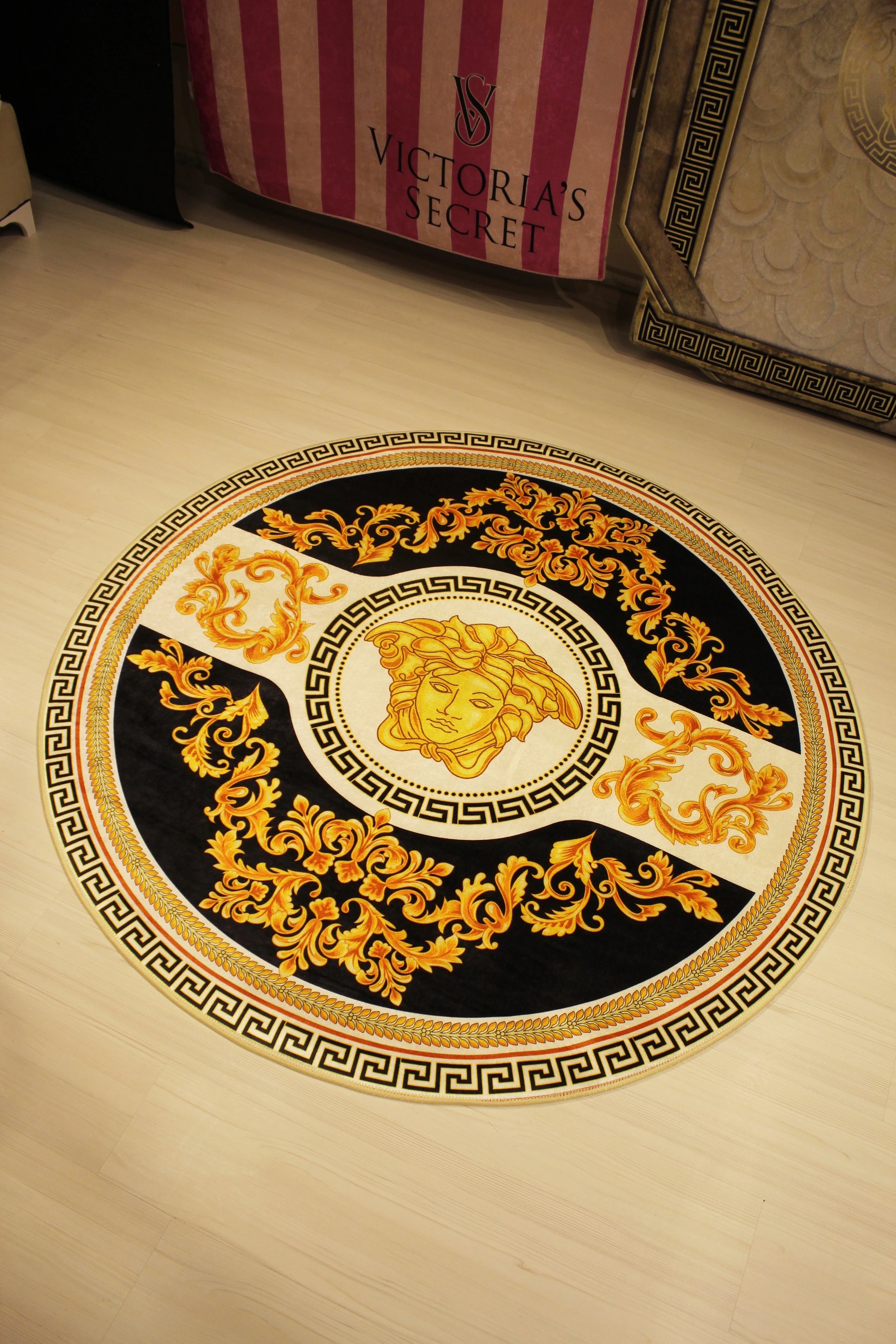 Medusa Motifli Yuvarlak Varaklı Versace Halı – Kaymaz Taban, Makinede Yıkanabilir