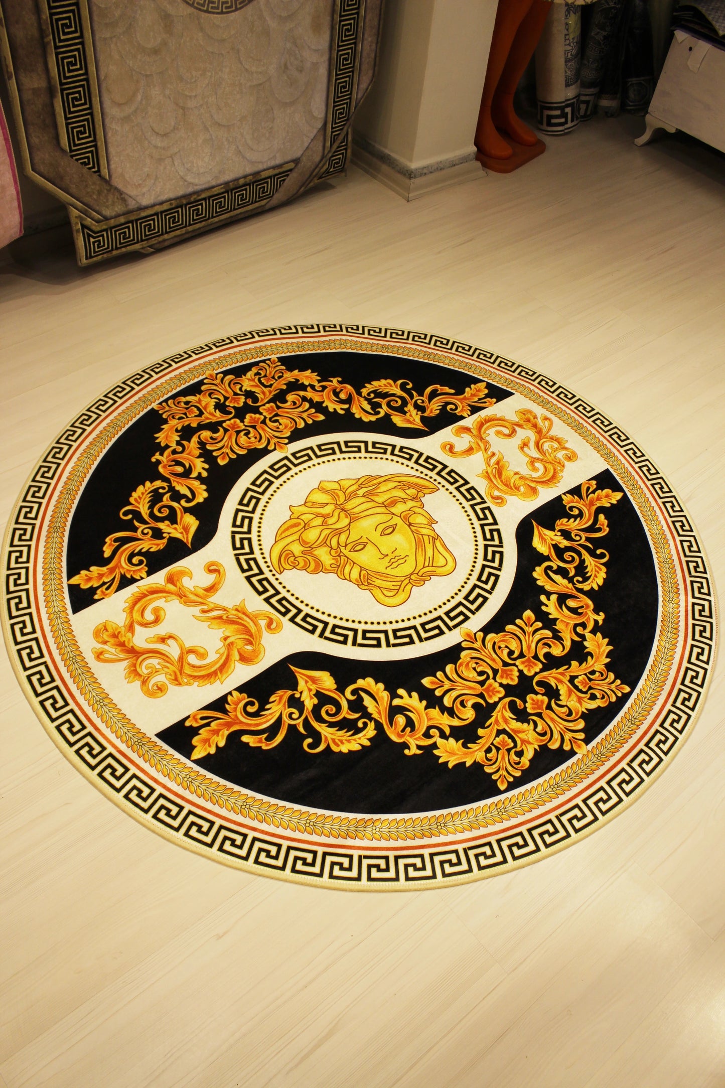 Medusa Motifli Yuvarlak Varaklı Versace Halı – Kaymaz Taban, Makinede Yıkanabilir