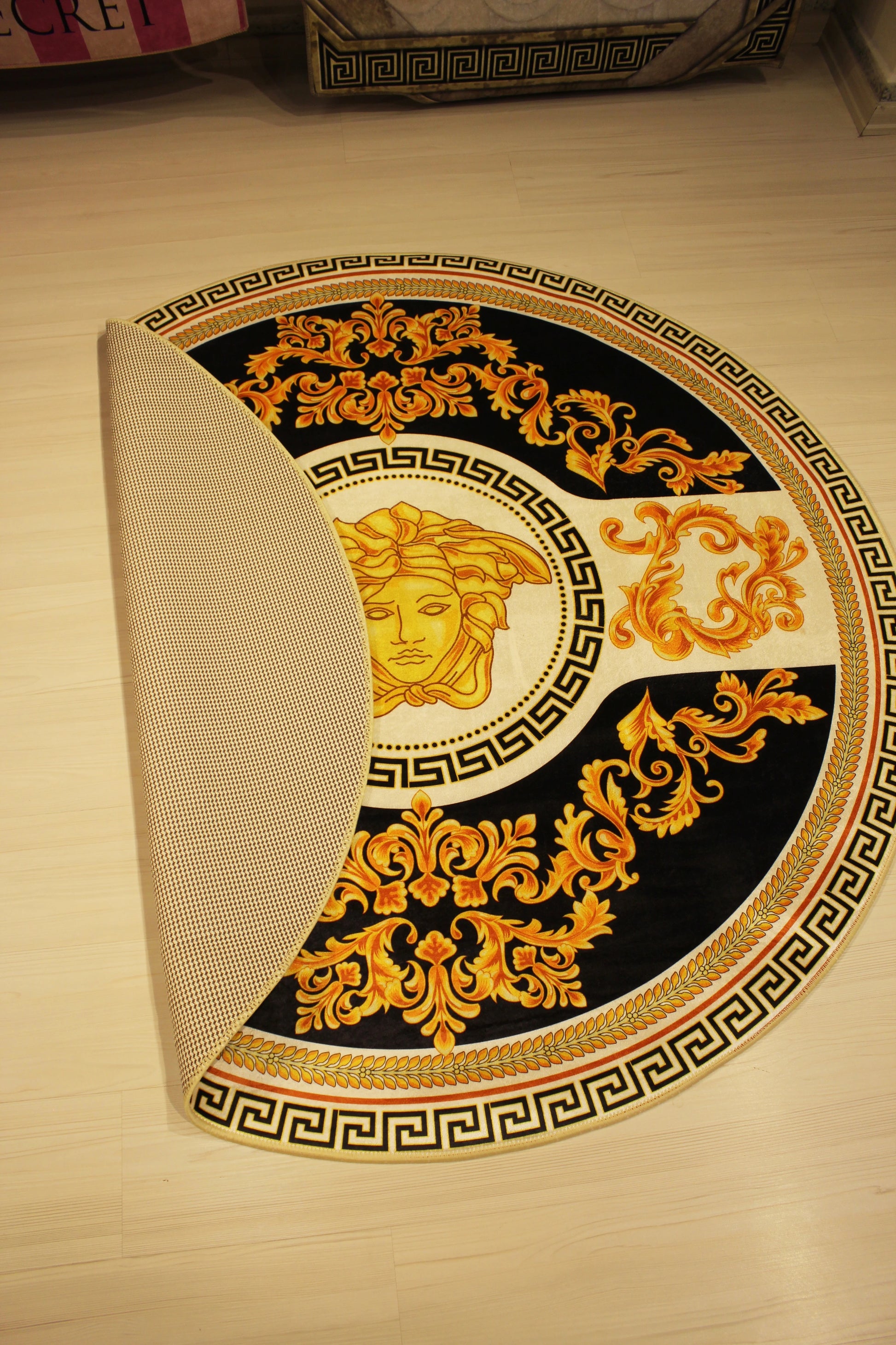 Medusa Motifli Yuvarlak Varaklı Versace Halı – Kaymaz Taban, Makinede Yıkanabilir