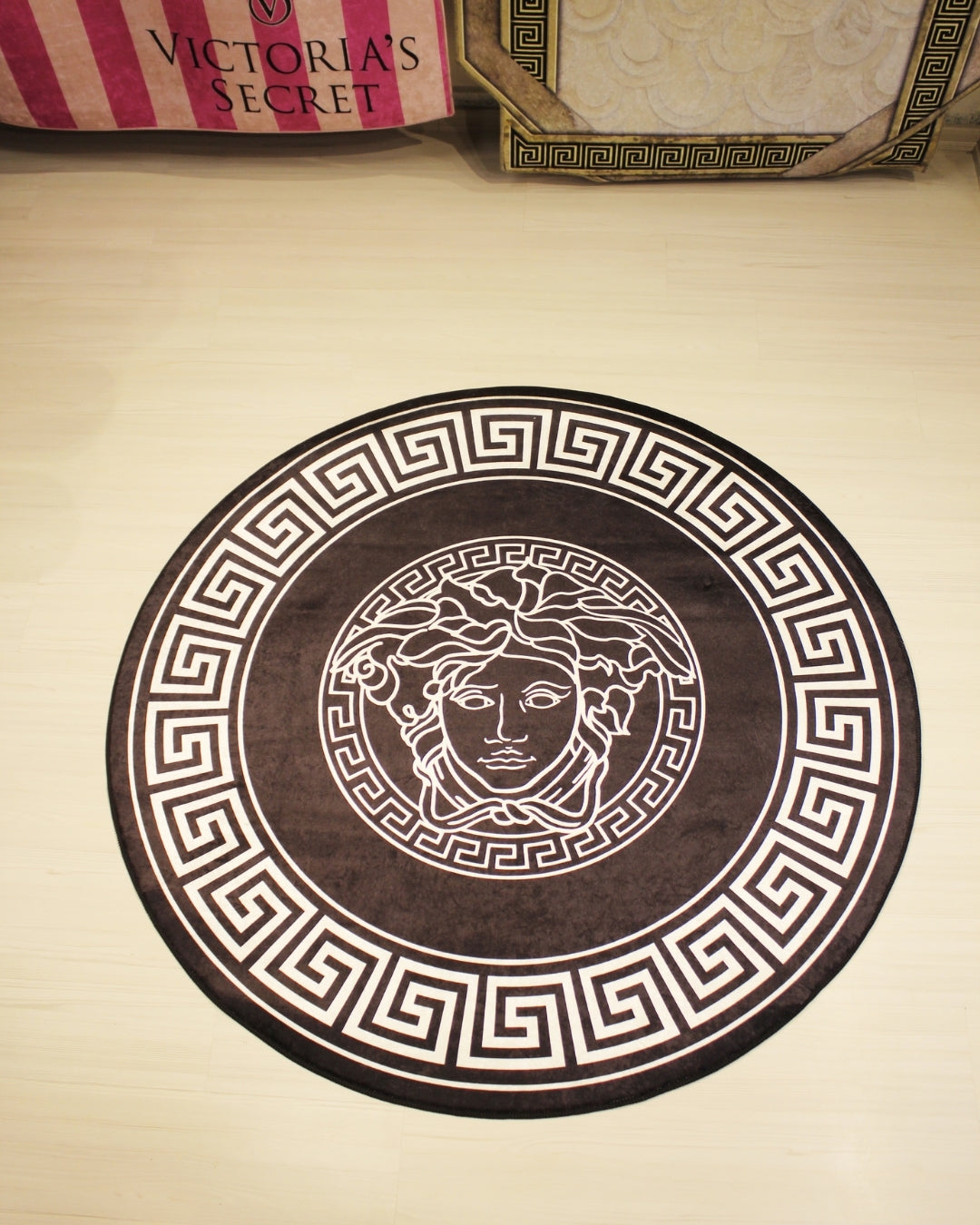 Medusa Motifli Siyah Zemin Yuvarlak Versace Halı – Deri Taban, Yıkanabilir, Süngerli Yüzey3