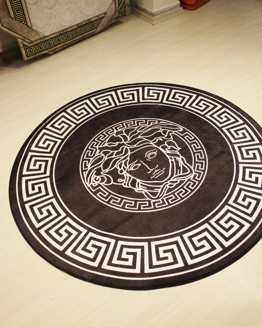 Medusa Motifli Siyah Zemin Yuvarlak Versace Halı – Deri Taban, Yıkanabilir, Süngerli Yüzey1