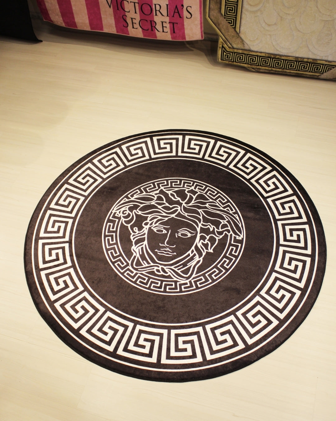 Medusa Motifli Siyah Zemin Yuvarlak Versace Halı – Deri Taban, Yıkanabilir, Süngerli Yüzey2