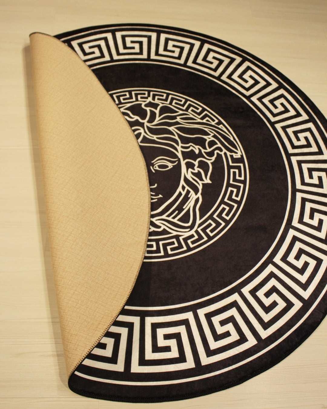 Medusa Motifli Siyah Zemin Yuvarlak Versace Halı – Deri Taban, Yıkanabilir, Süngerli Yüzey4