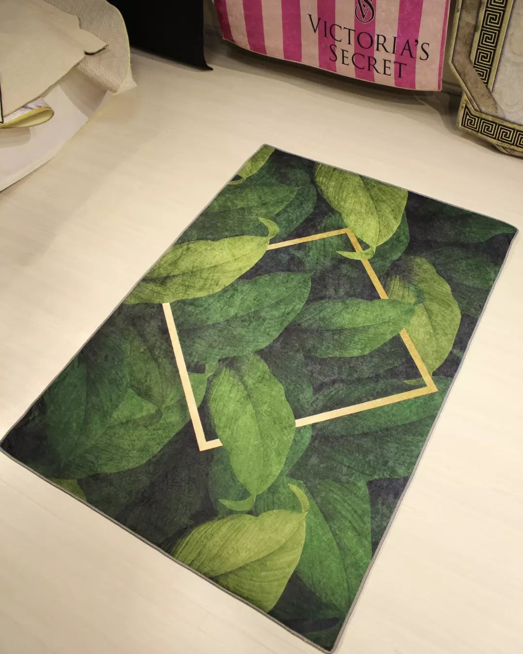 3D Yaprak Desenli Halı – Kaymaz Taban, Süngerli Yüzey, Makinede Yıkanabilir1