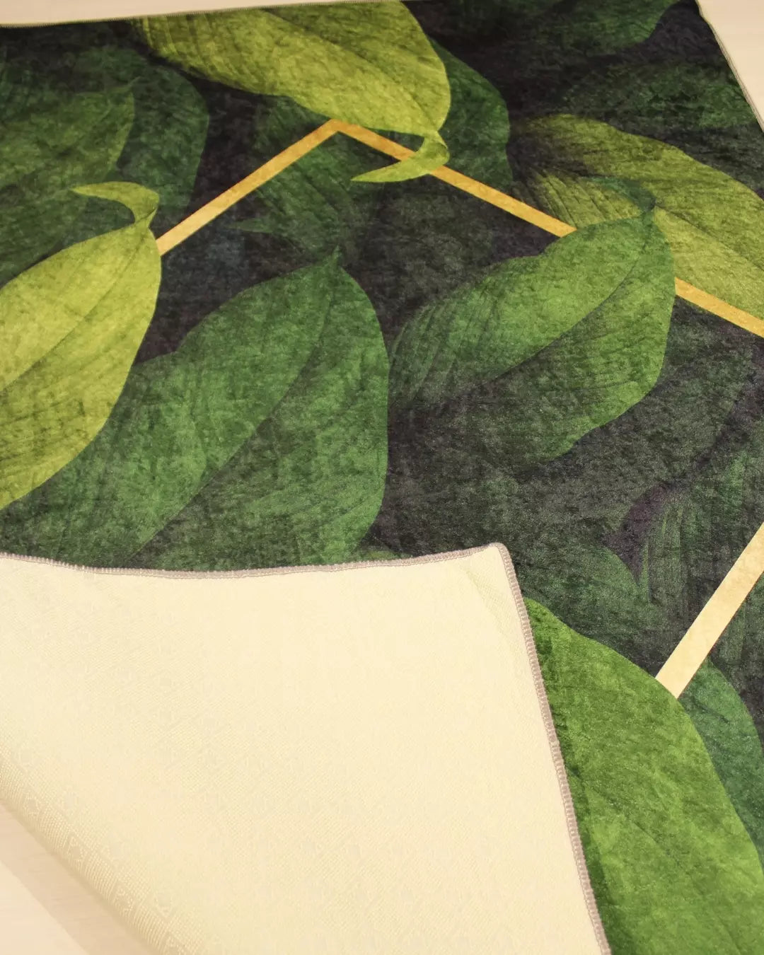 3D Yaprak Desenli Halı – Kaymaz Taban, Süngerli Yüzey, Makinede Yıkanabilir3