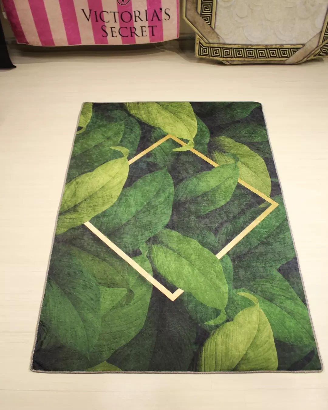 3D Yaprak Desenli Halı – Kaymaz Taban, Süngerli Yüzey, Makinede Yıkanabilir4