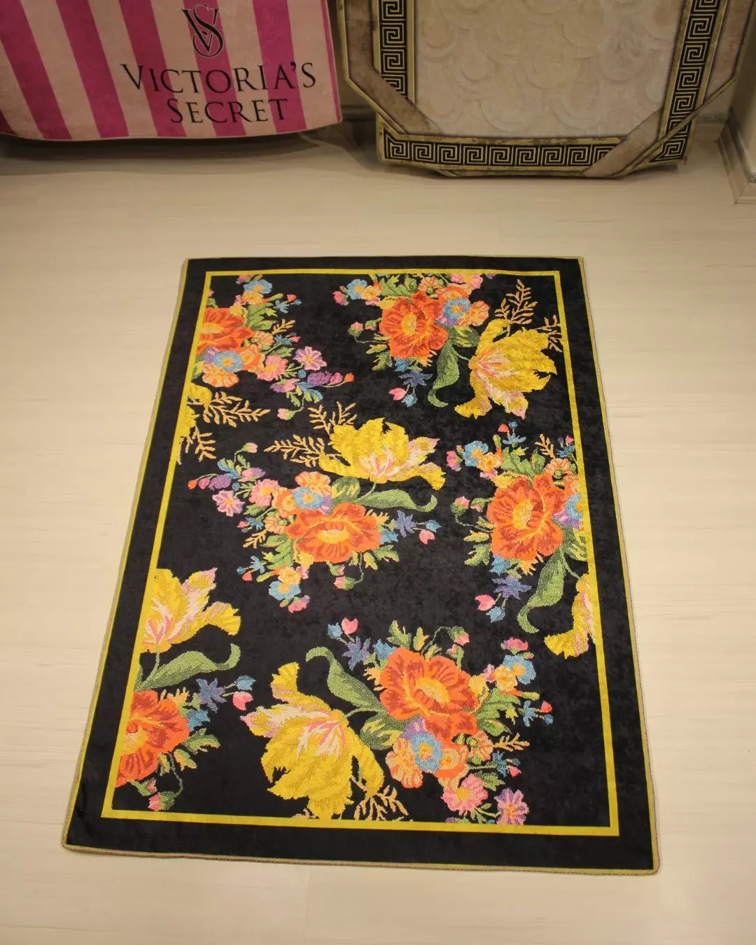 Çiçek Buketi Desenli Halı – Kaymaz Taban, Süngerli Yüzey, Makinede Yıkanabilir4