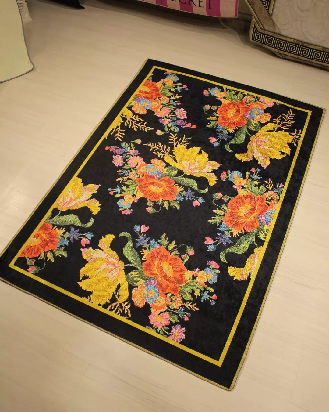 Çiçek Buketi Desenli Halı – Kaymaz Taban, Süngerli Yüzey, Makinede Yıkanabilir3