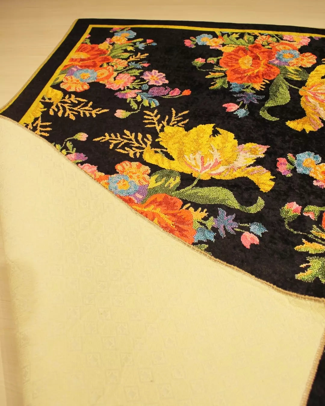 Çiçek Buketi Desenli Halı – Kaymaz Taban, Süngerli Yüzey, Makinede Yıkanabilir2