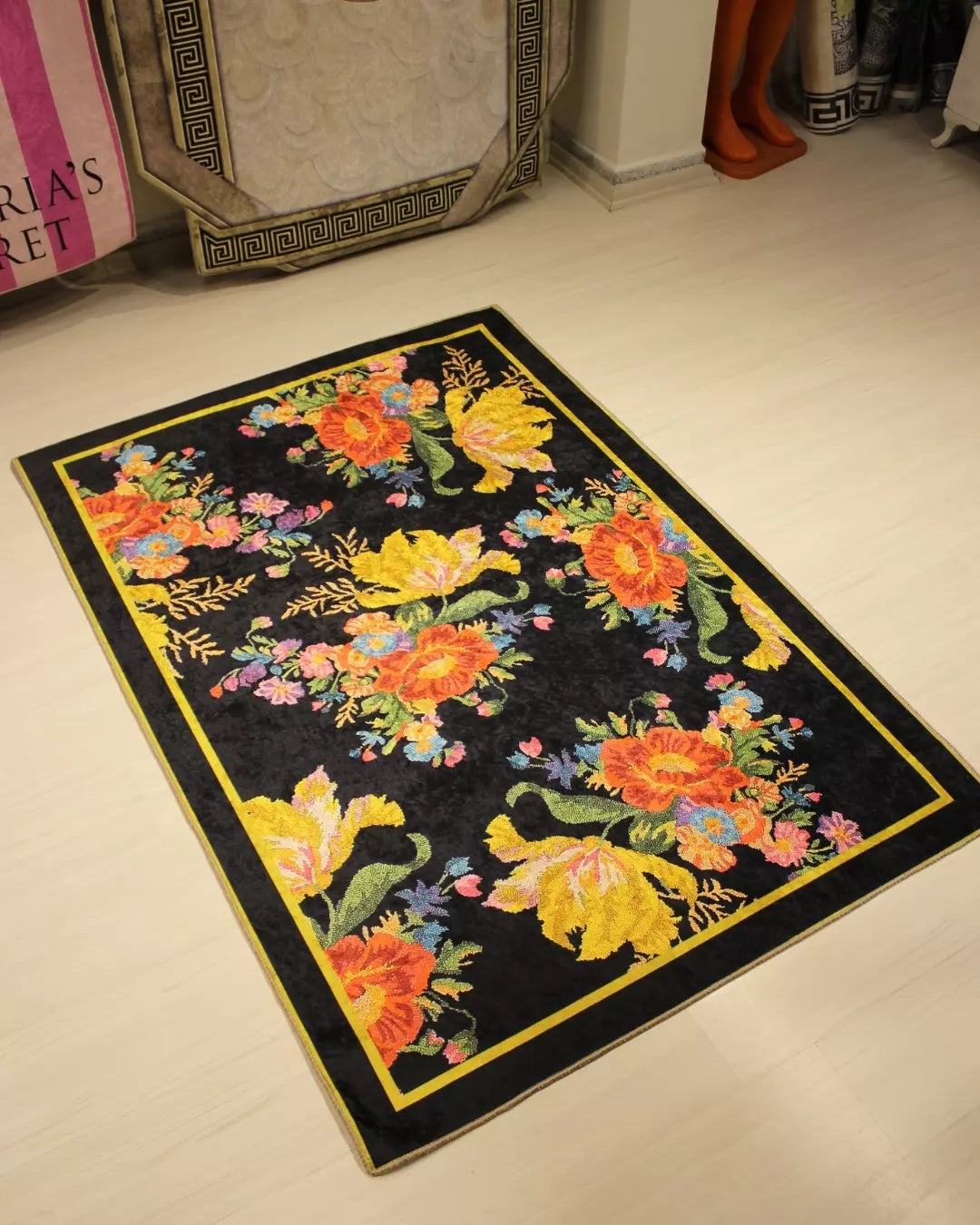 Çiçek Buketi Desenli Halı – Kaymaz Taban, Süngerli Yüzey, Makinede Yıkanabilir1