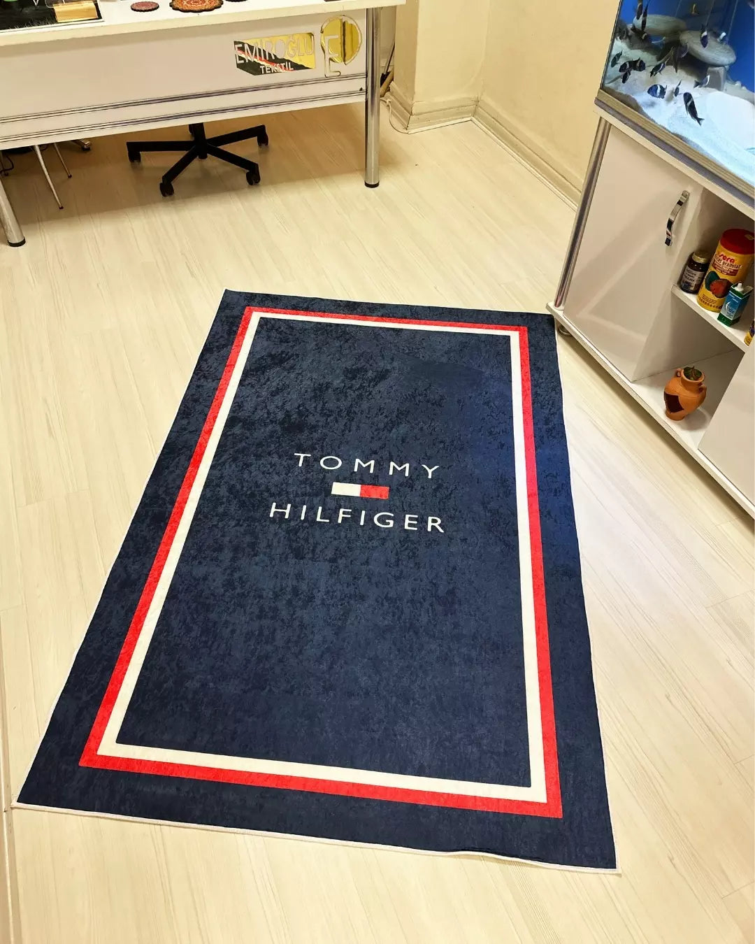 Lacivert Zemin Özel Logolu Deri Taban Dijital Baskı Tommy Hilfiger Marka Halı5
