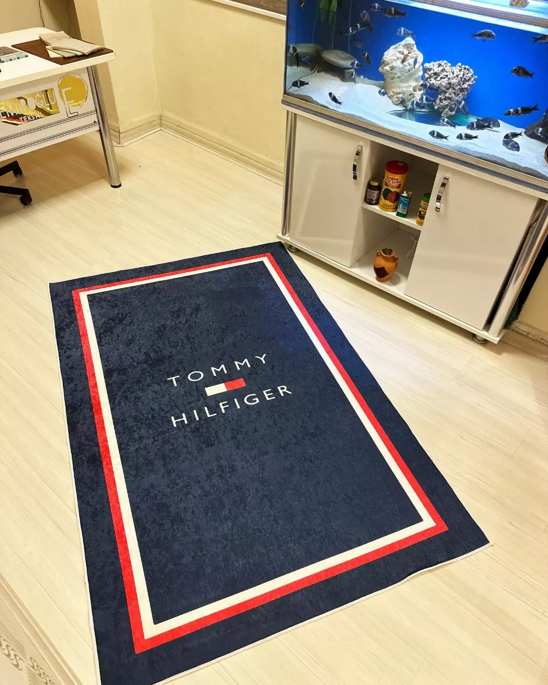 Lacivert Zemin Özel Logolu Deri Taban Dijital Baskı Tommy Hilfiger Marka Halı4