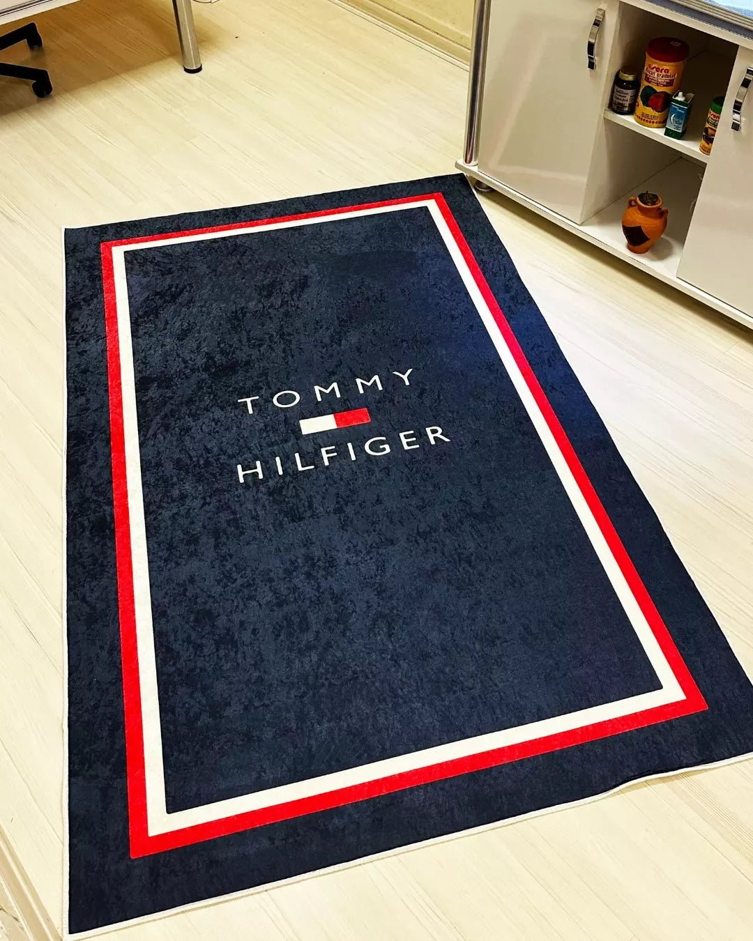 Lacivert Zemin Özel Logolu Deri Taban Dijital Baskı Tommy Hilfiger Marka Halı3