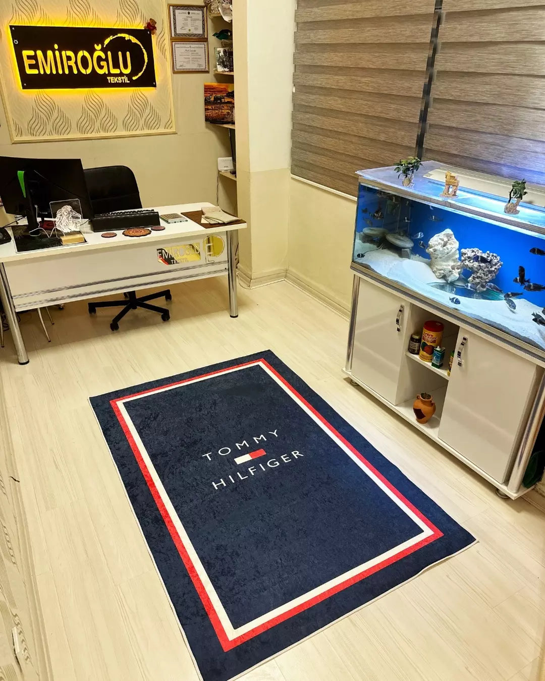 Lacivert Zemin Özel Logolu Deri Taban Dijital Baskı Tommy Hilfiger Marka Halı2