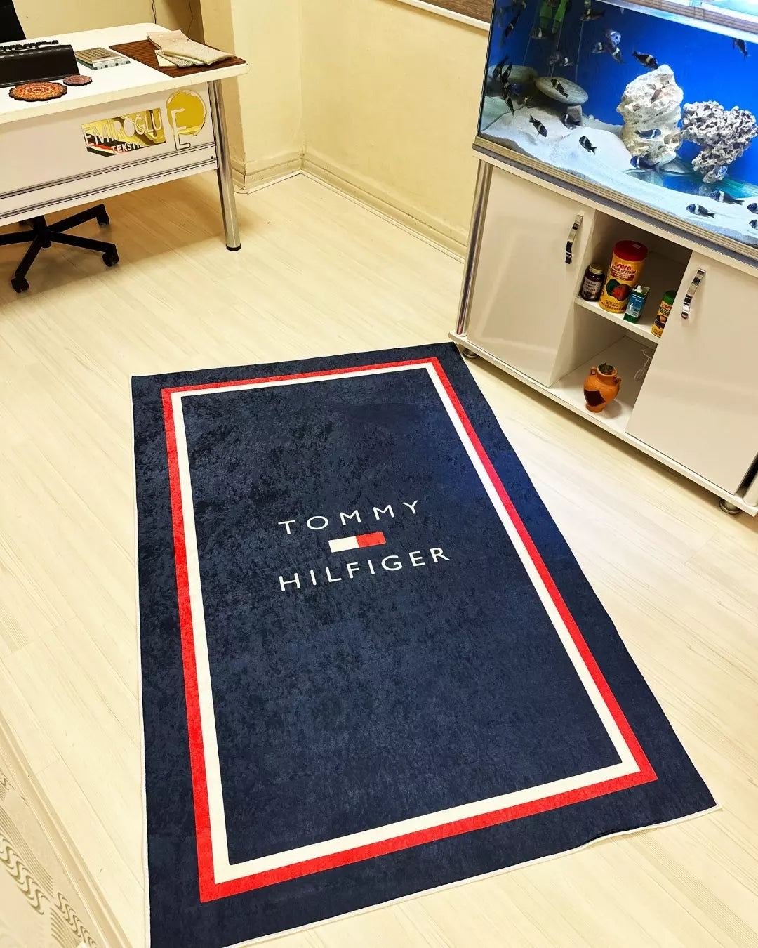 Lacivert Zemin Özel Logolu Deri Taban Dijital Baskı Tommy Hilfiger Marka Halı