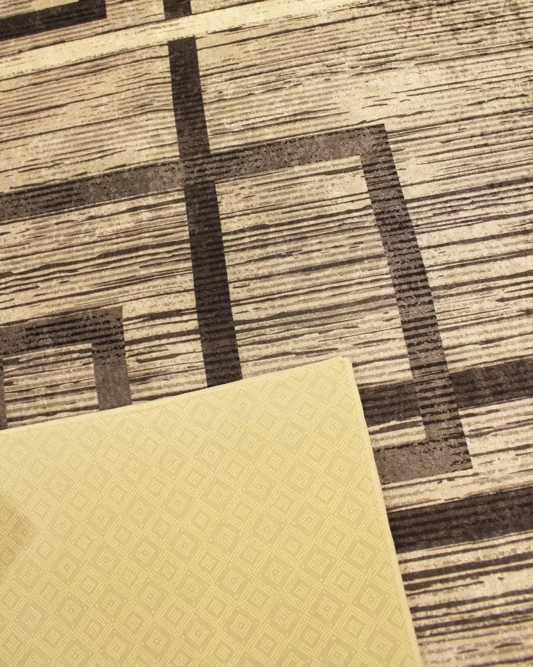 Gri Zemin Geometrik Desenli Halı – Süngerli Yüzey, Kaymaz Taban, Makinede Yıkanabilir4