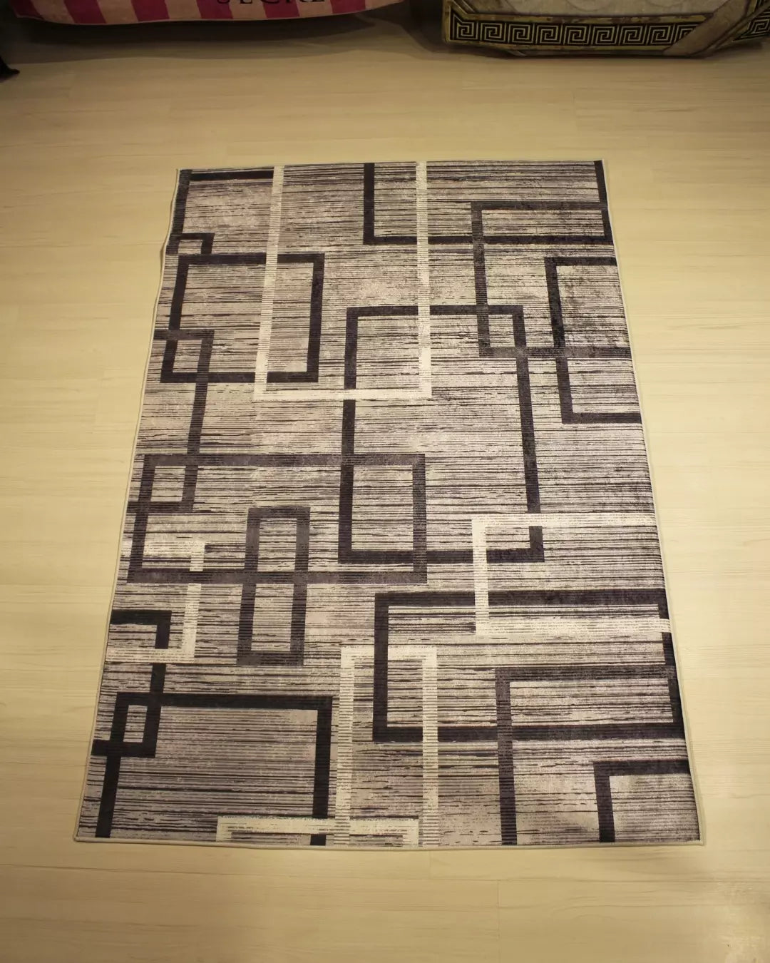 Gri Zemin Geometrik Desenli Halı – Süngerli Yüzey, Kaymaz Taban, Makinede Yıkanabilir3