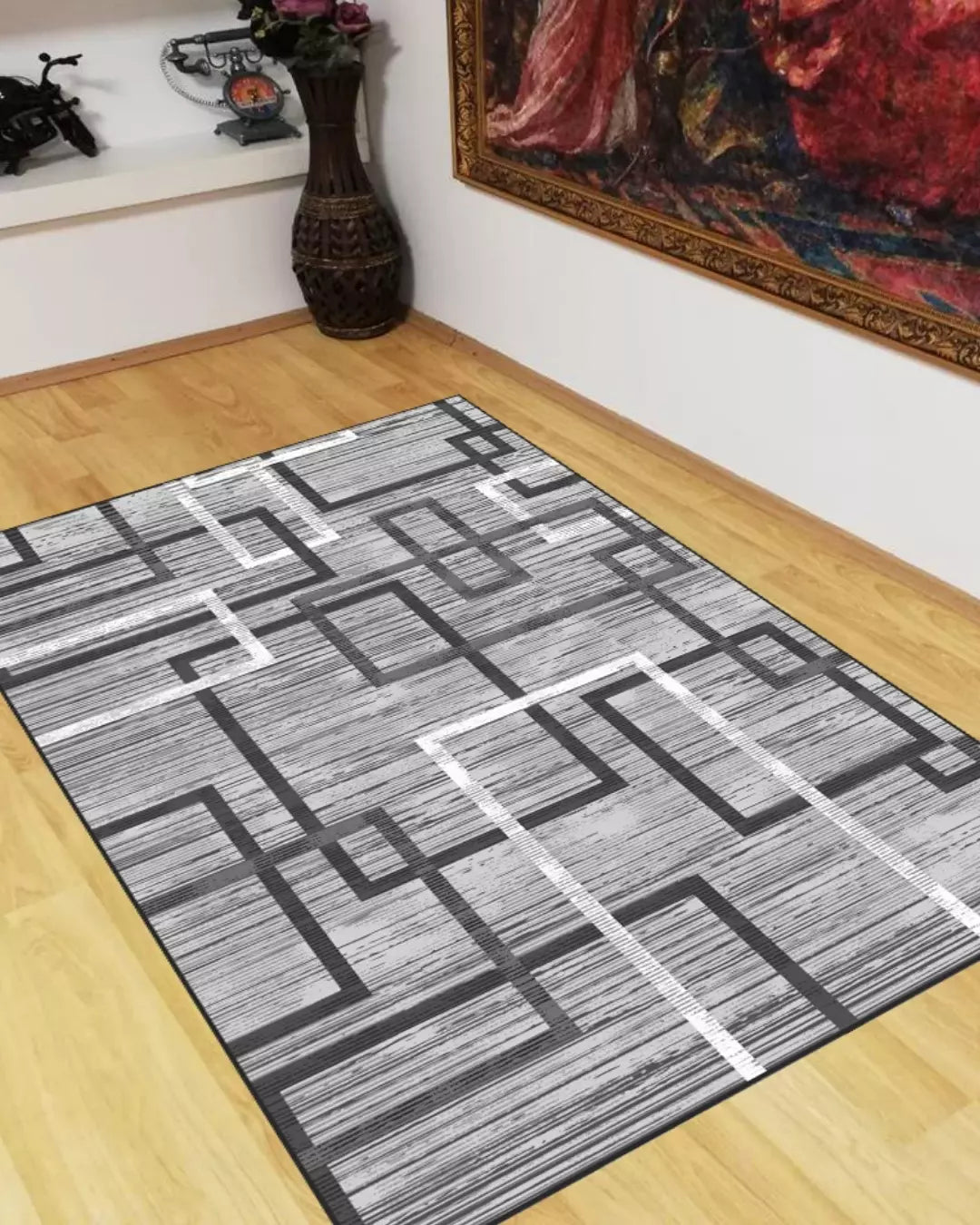 Gri Zemin Geometrik Desenli Halı – Süngerli Yüzey, Kaymaz Taban, Makinede Yıkanabilir1