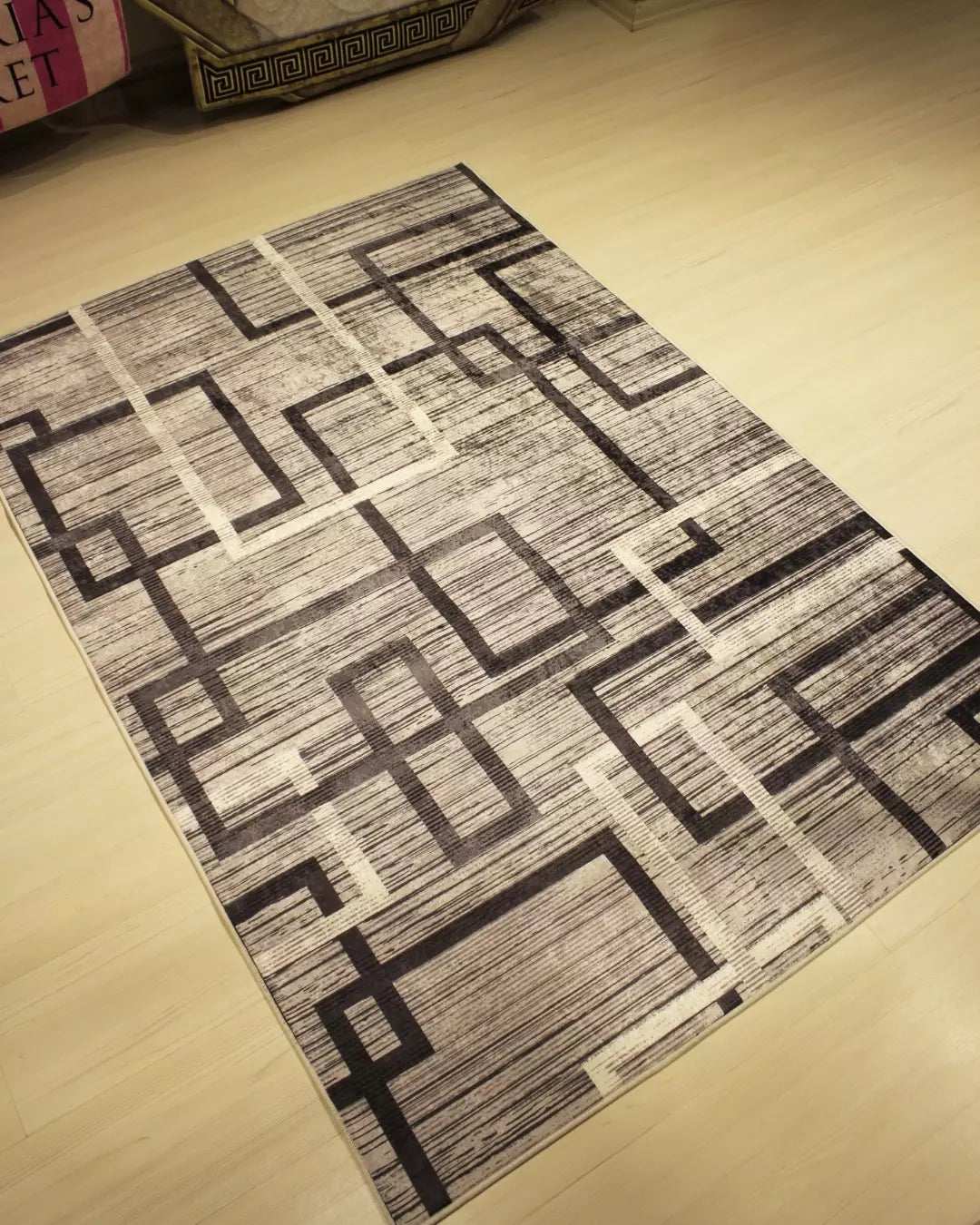 Gri Zemin Geometrik Desenli Halı – Süngerli Yüzey, Kaymaz Taban, Makinede Yıkanabilir2