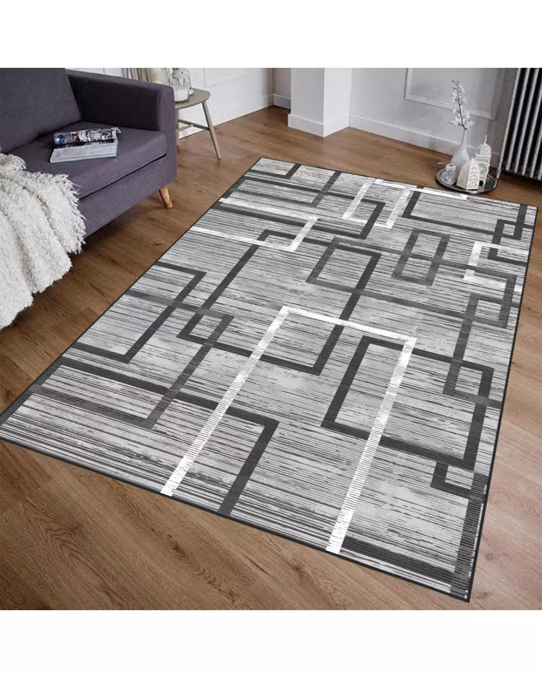 Gri Zemin Geometrik Desenli Halı – Süngerli Yüzey, Kaymaz Taban, Makinede Yıkanabilir