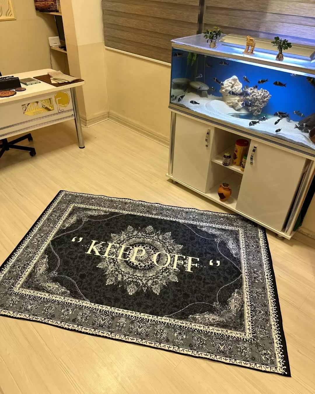 "Keep Off" Yazılı Otantik Motifli Halı – Deri Taban, Süngerli Yüzey, Makinede Yıkanabilir5