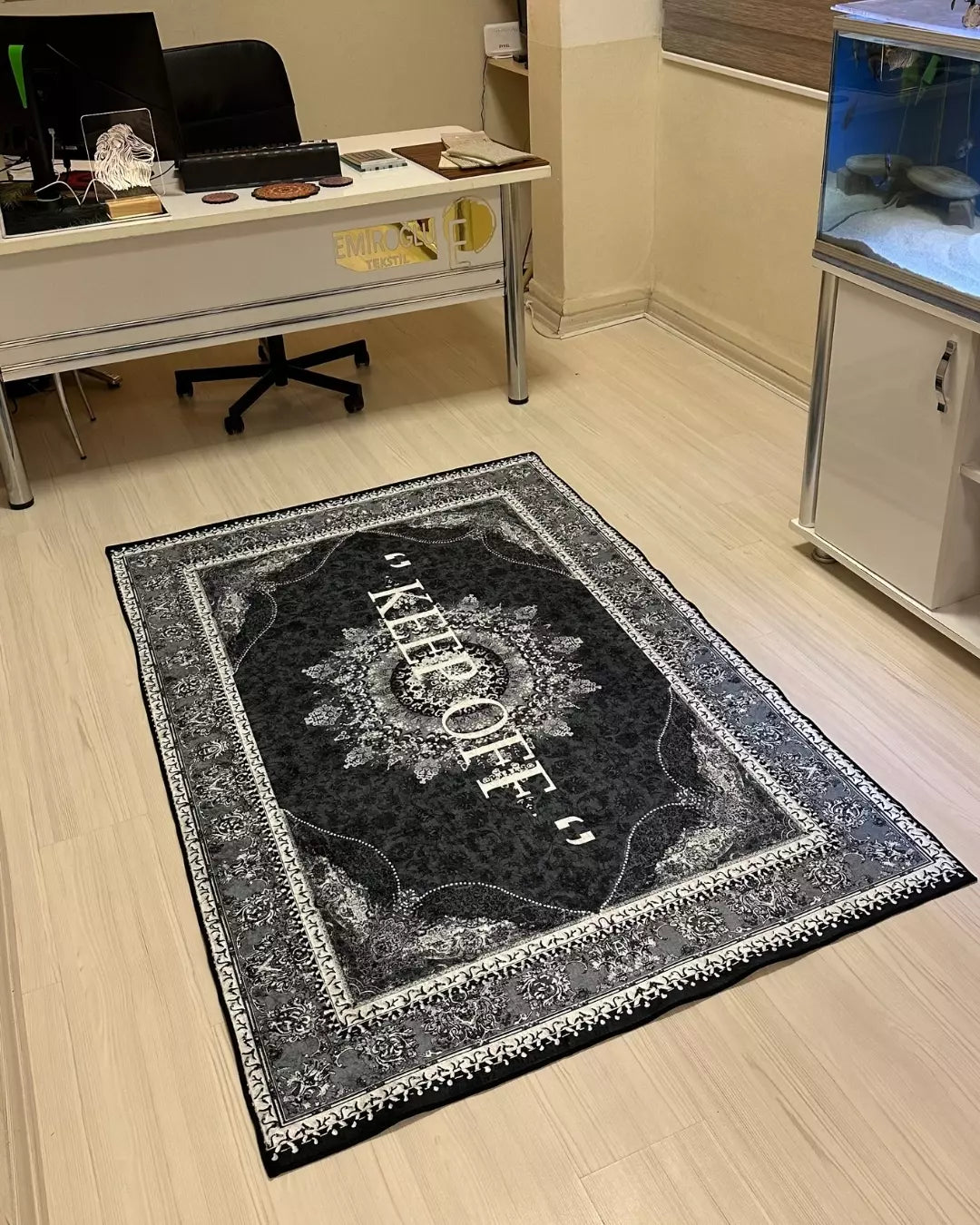 "Keep Off" Yazılı Otantik Motifli Halı – Deri Taban, Süngerli Yüzey, Makinede Yıkanabilir4