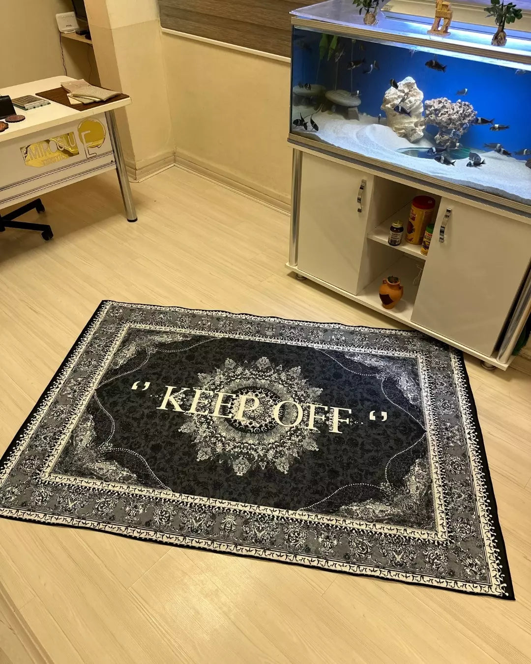 "Keep Off" Yazılı Otantik Motifli Halı – Deri Taban, Süngerli Yüzey, Makinede Yıkanabilir3