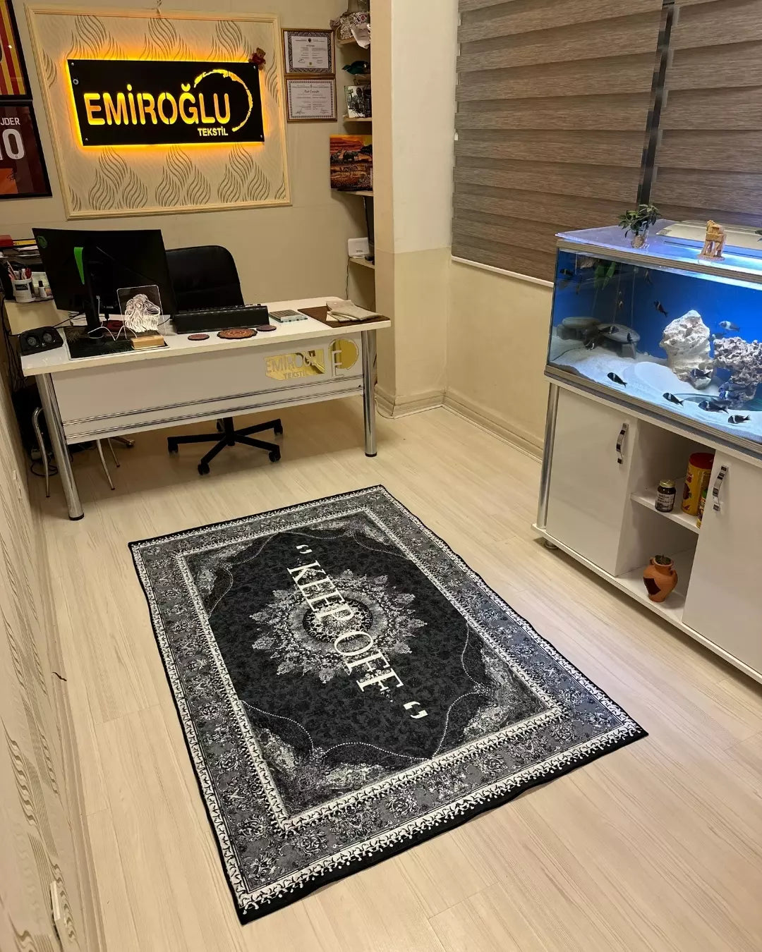 "Keep Off" Yazılı Otantik Motifli Halı – Deri Taban, Süngerli Yüzey, Makinede Yıkanabilir2