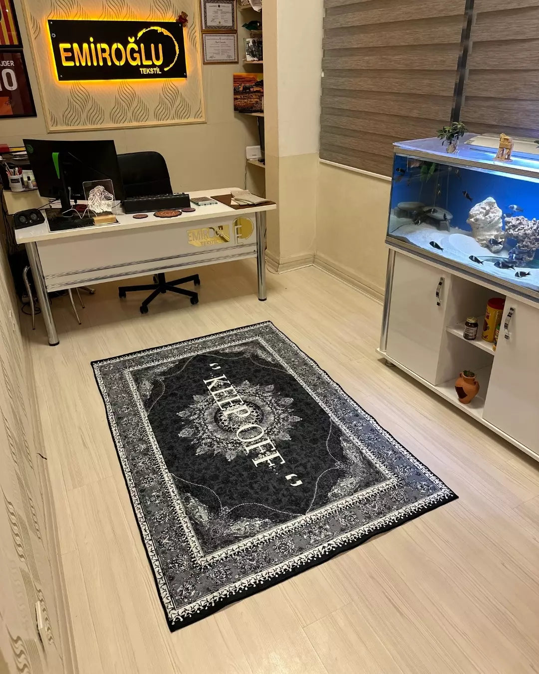 "Keep Off" Yazılı Otantik Motifli Halı – Deri Taban, Süngerli Yüzey, Makinede Yıkanabilir1