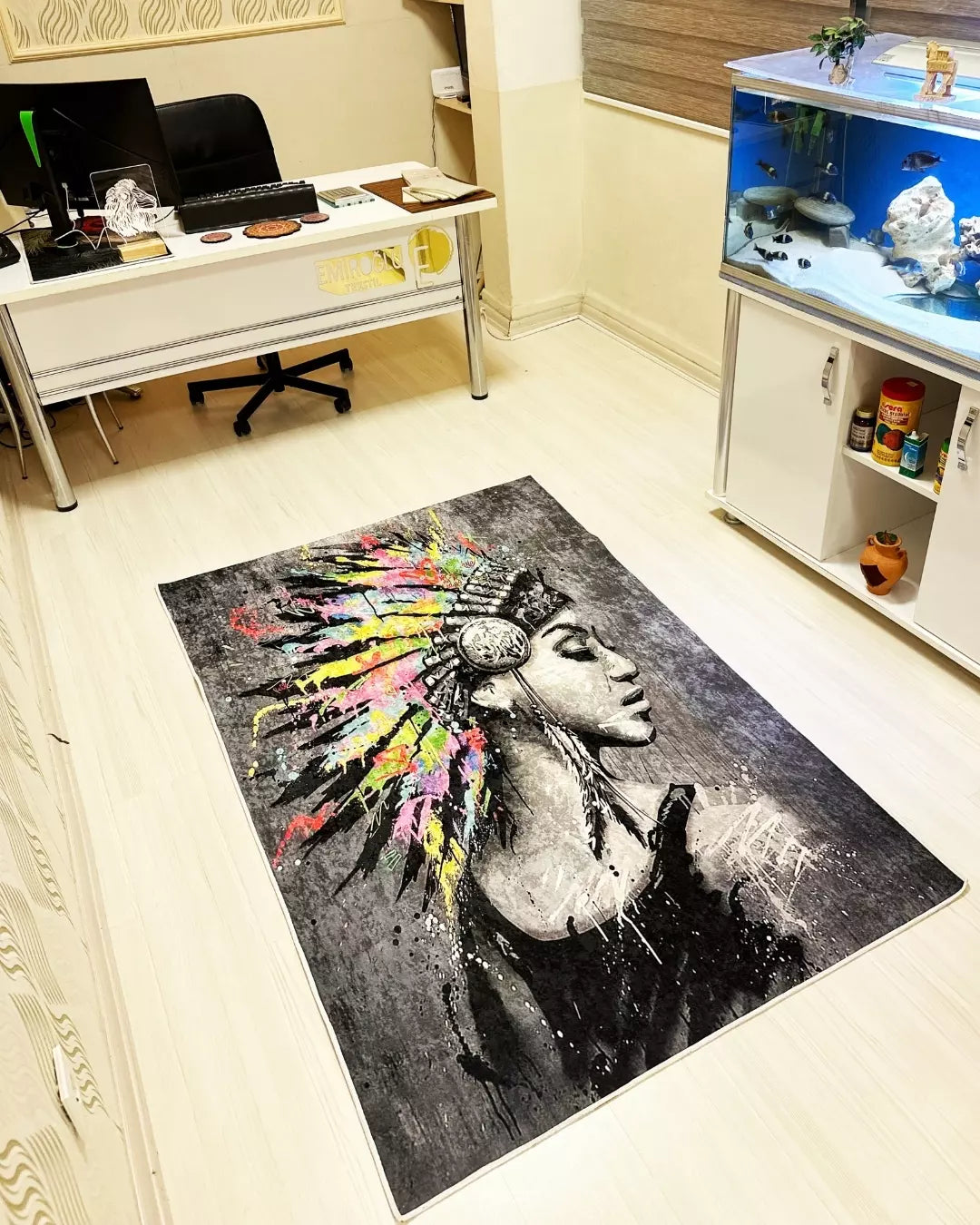 Kızılderili Kadın Motifli Halı – Deri Taban, Süngerli Yüzey, Makinede Yıkanabilir1