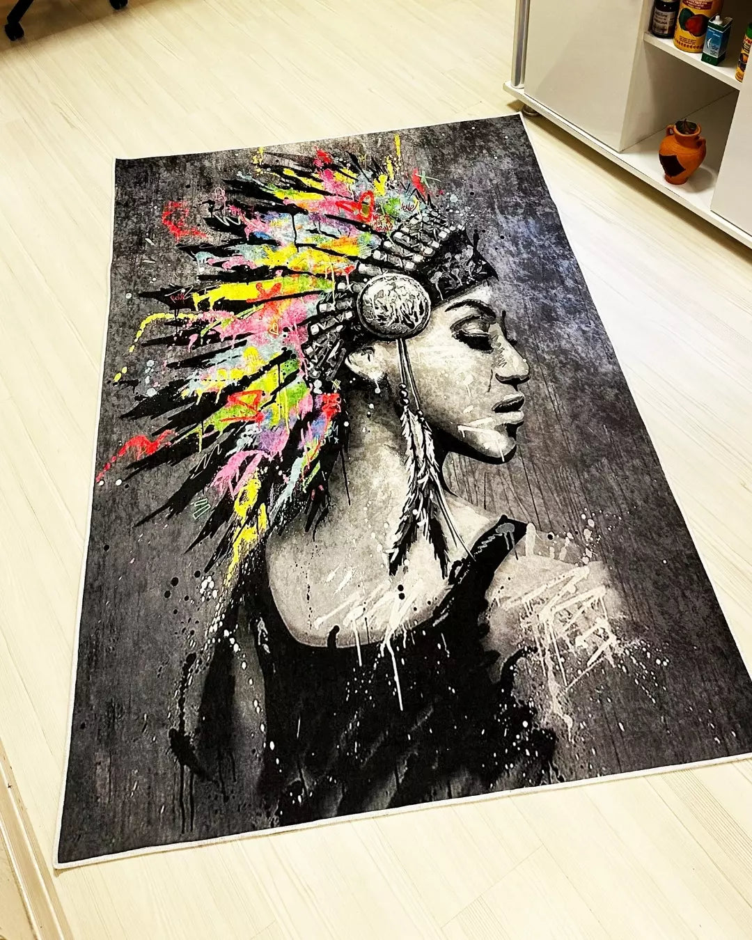 Kızılderili Kadın Motifli Halı – Deri Taban, Süngerli Yüzey, Makinede Yıkanabilir2