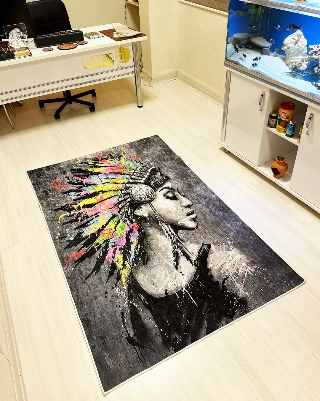 Kızılderili Kadın Motifli Halı – Deri Taban, Süngerli Yüzey, Makinede Yıkanabilir3