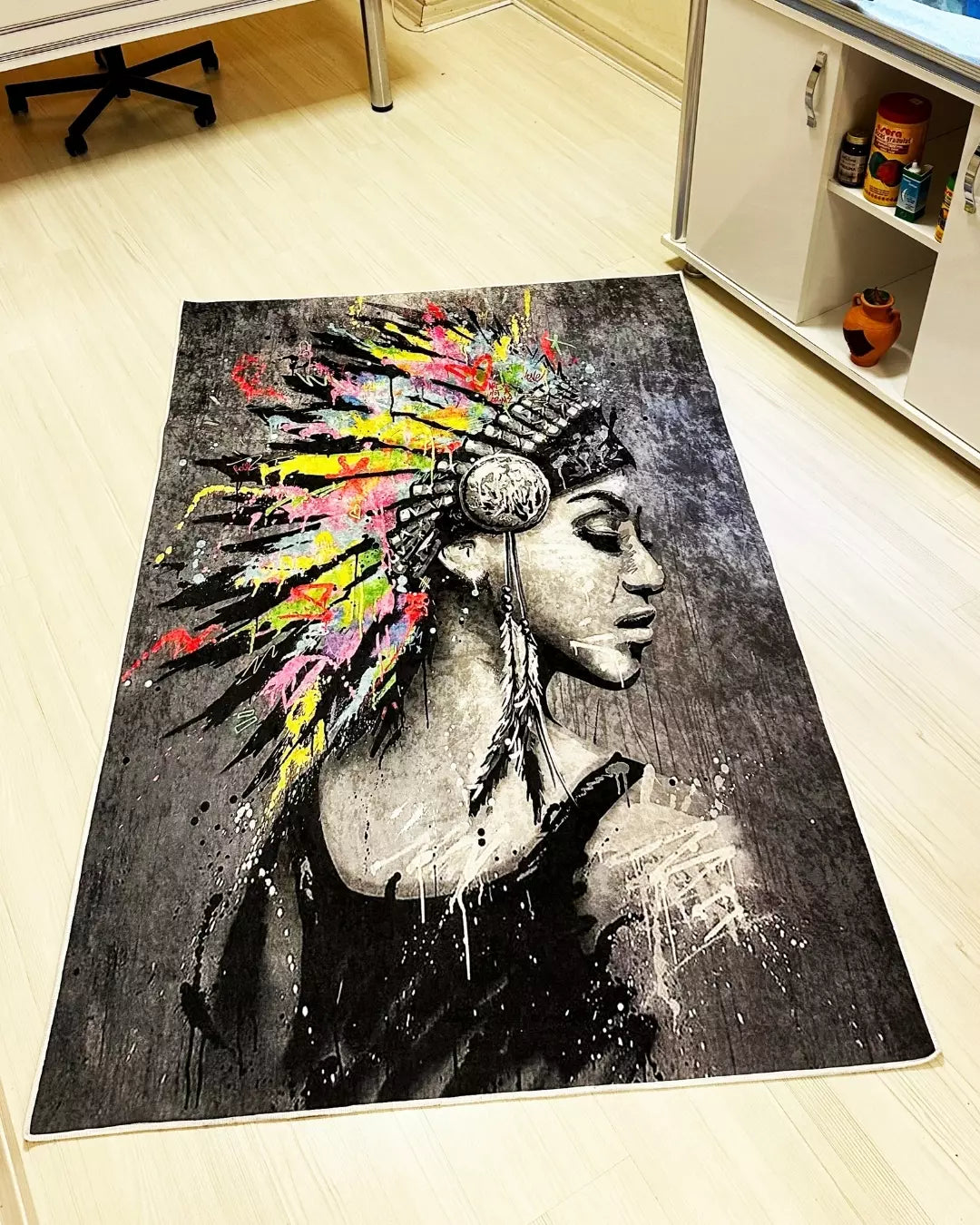 Kızılderili Kadın Motifli Halı – Deri Taban, Süngerli Yüzey, Makinede Yıkanabilir4