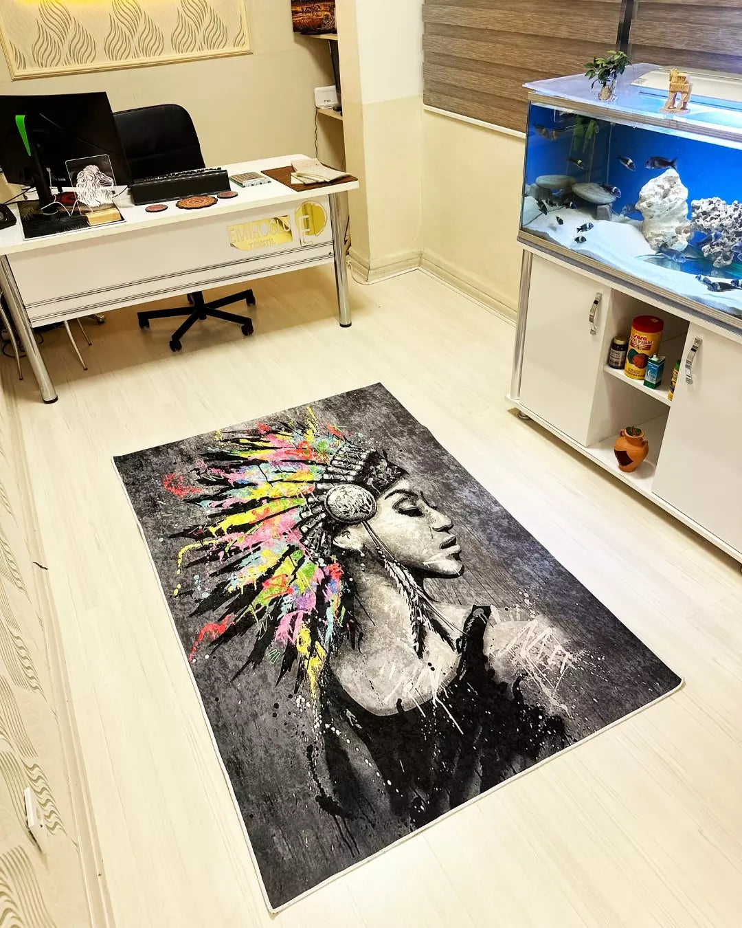 Kızılderili Kadın Motifli Halı – Deri Taban, Süngerli Yüzey, Makinede Yıkanabilir5