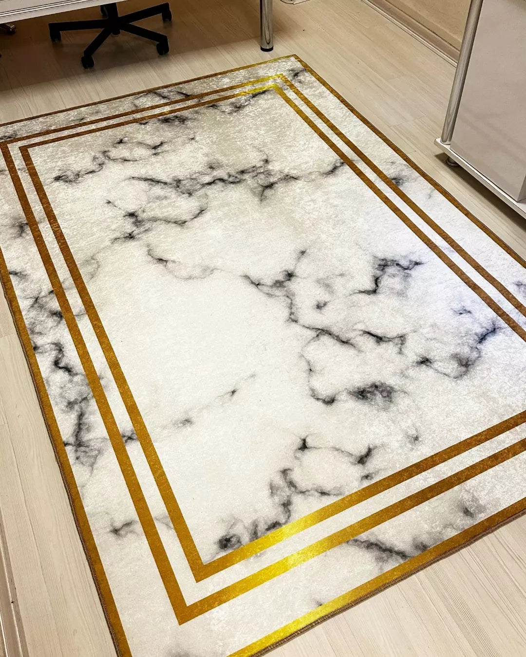 Mermer Zemin Gold Şeritli Halı – Kaymaz Taban, Süngerli Yüzey, Makinede Yıkanabilir4