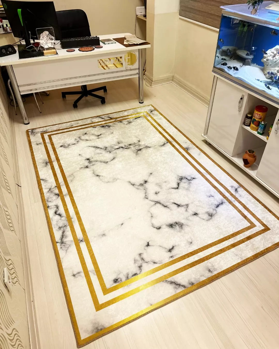 Mermer Zemin Gold Şeritli Halı – Kaymaz Taban, Süngerli Yüzey, Makinede Yıkanabilir3