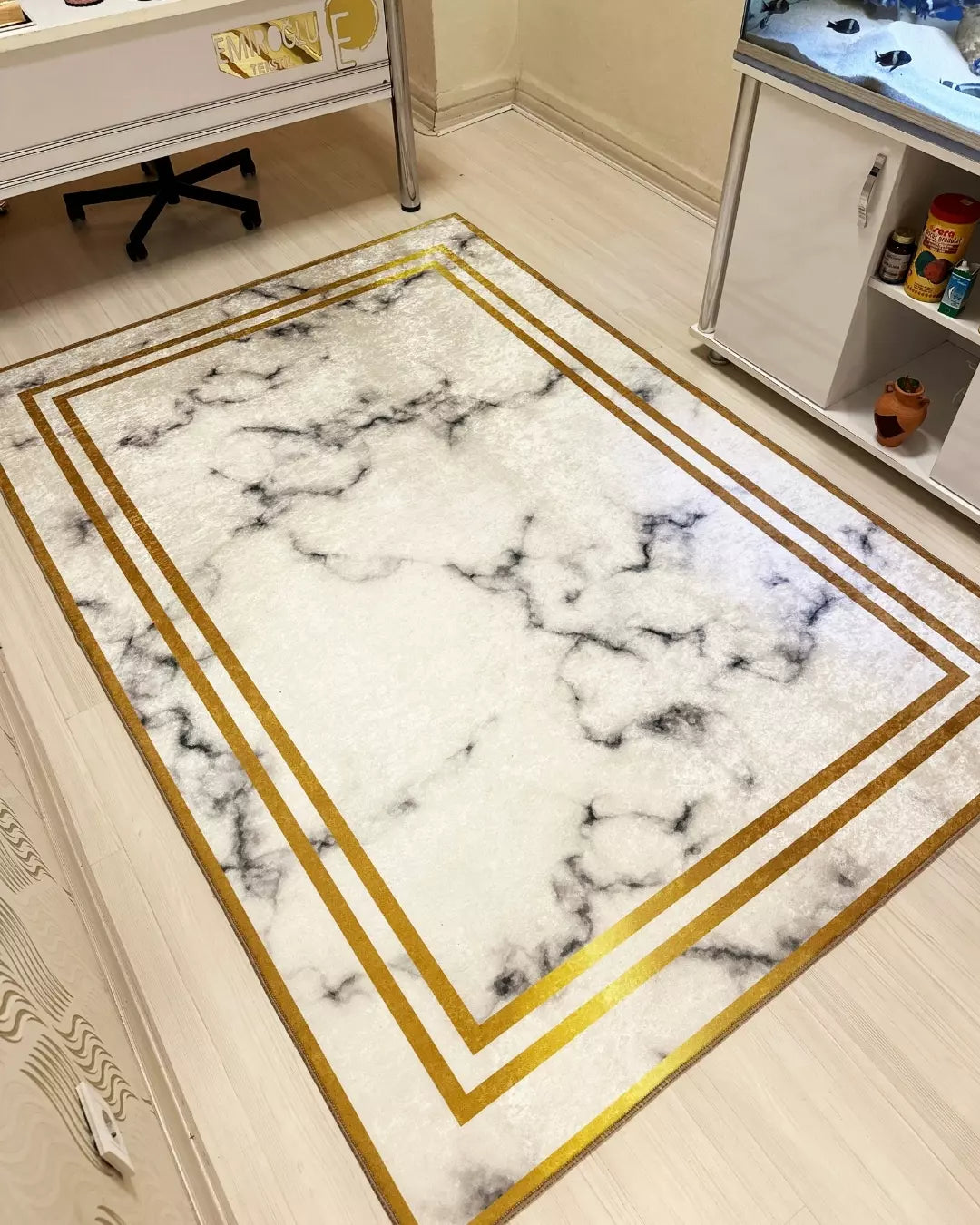 Mermer Zemin Gold Şeritli Halı – Kaymaz Taban, Süngerli Yüzey, Makinede Yıkanabilir2