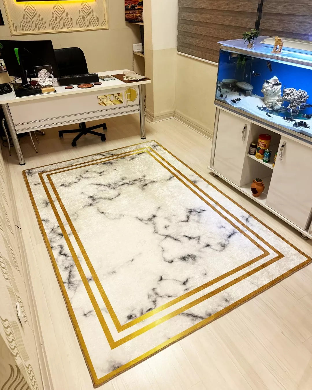 Mermer Zemin Gold Şeritli Halı – Kaymaz Taban, Süngerli Yüzey, Makinede Yıkanabilir1