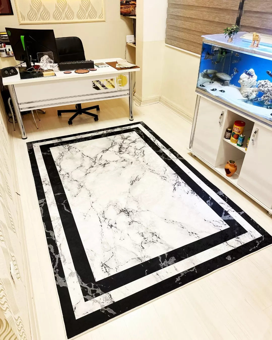 Mermer Zemin Siyah Çerçeveli Halı – Süngerli Yüzey, Kaymaz Taban, Makinede Yıkanabilir