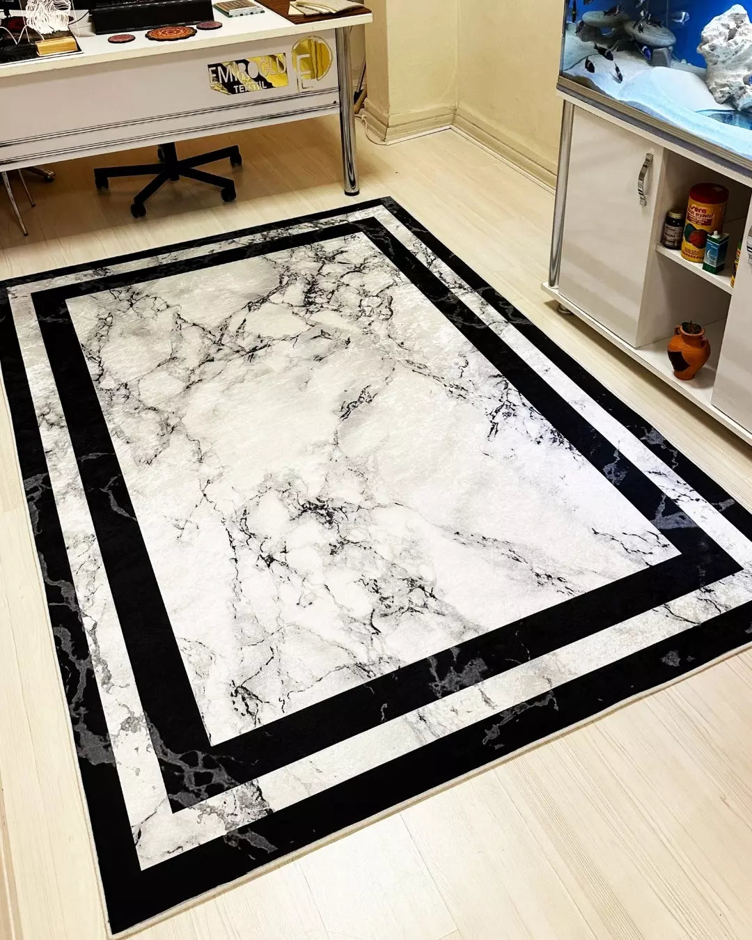 Mermer Zemin Siyah Çerçeveli Halı – Süngerli Yüzey, Kaymaz Taban, Makinede Yıkanabilir