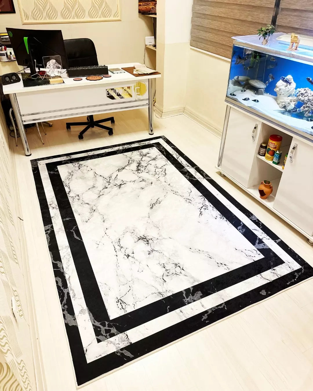 Mermer Zemin Siyah Çerçeveli Halı – Süngerli Yüzey, Kaymaz Taban, Makinede Yıkanabilir