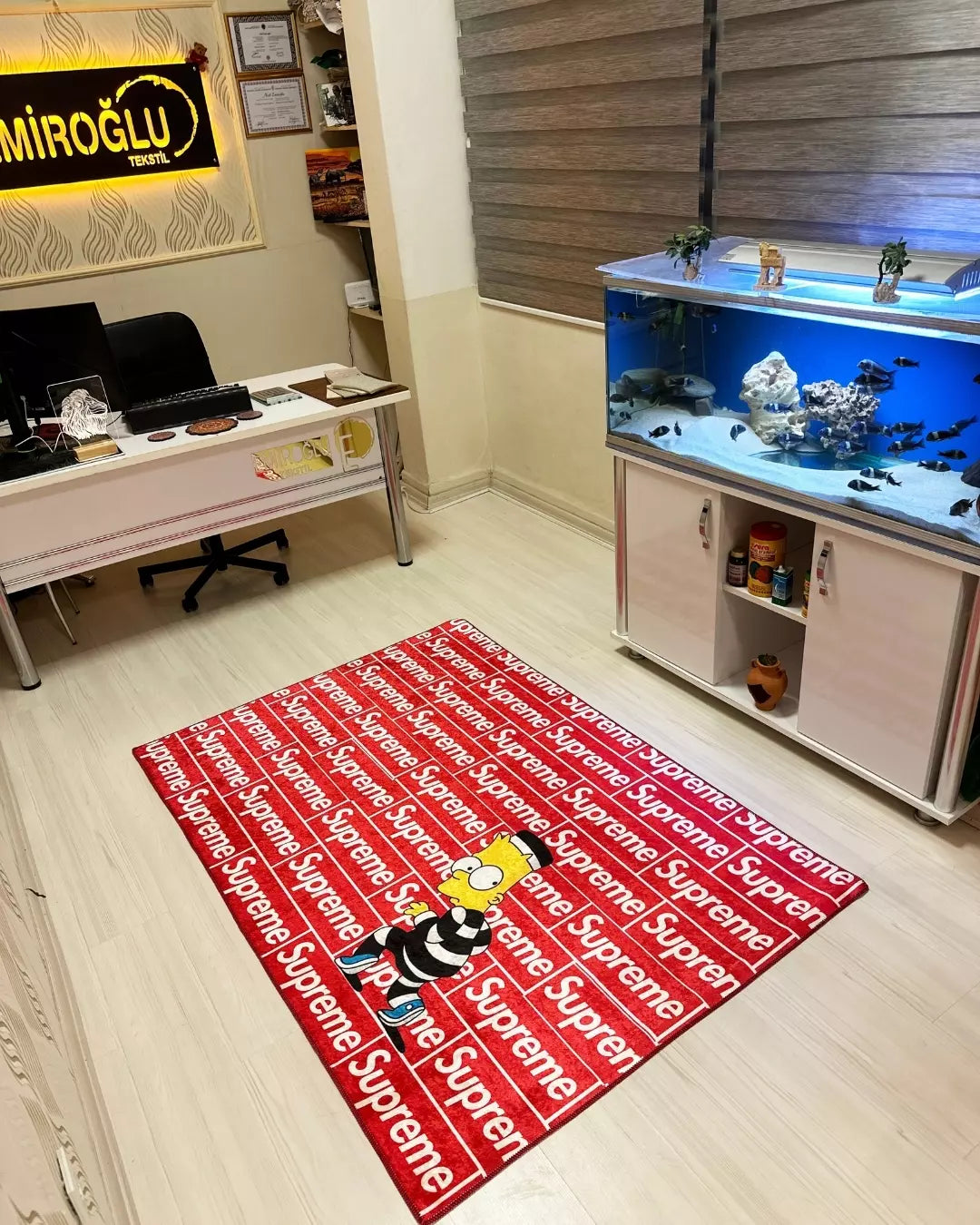 Kırmızı Zemin Simpsons Tasarım Deri Taban Dijital Baskı Supreme Marka Halı3