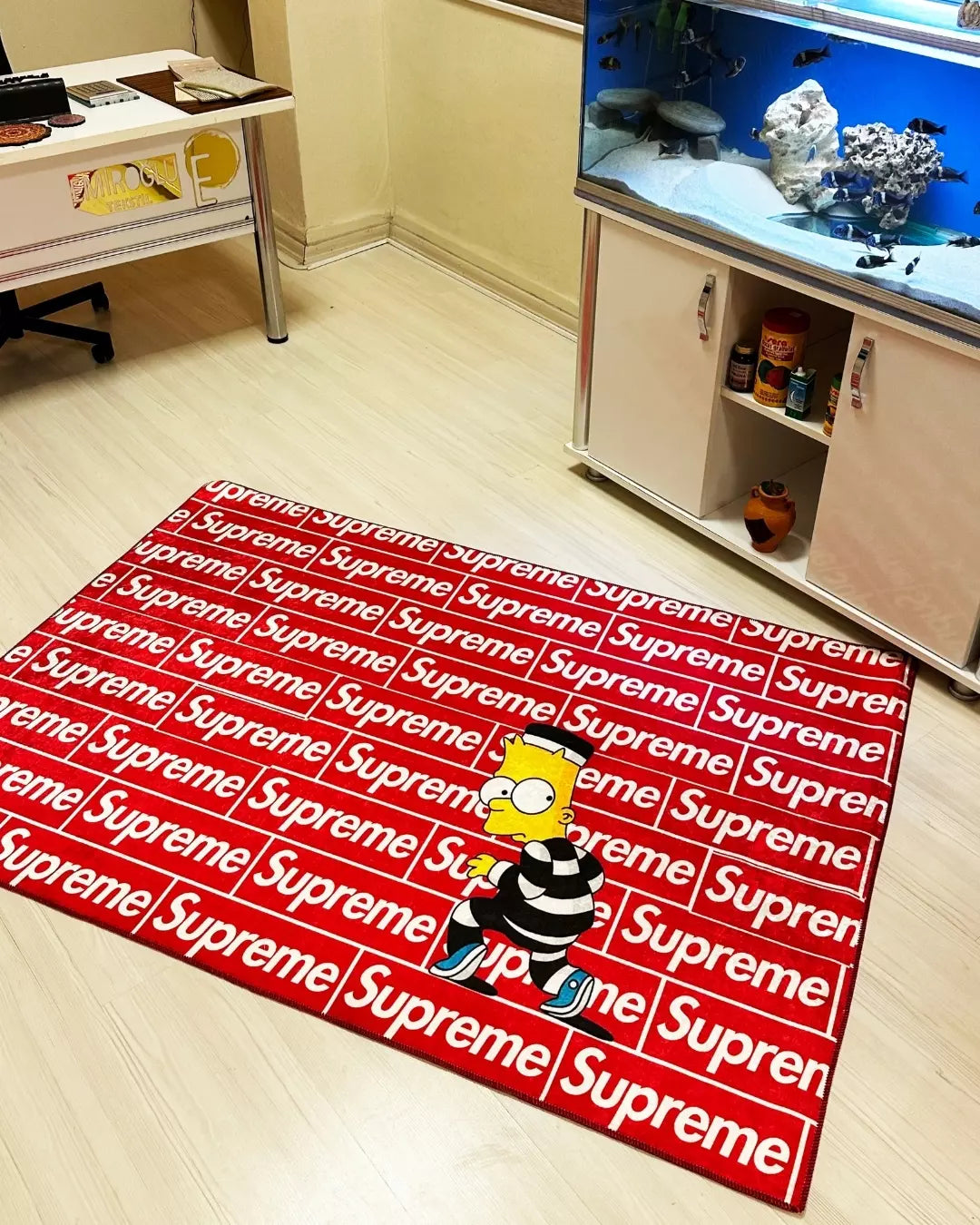 Kırmızı Zemin Simpsons Tasarım Deri Taban Dijital Baskı Supreme Marka Halı1