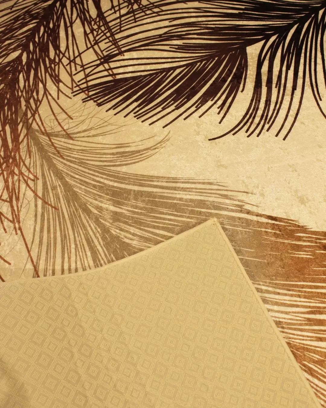 Kahve Zemin Yaprak ve Dal Desenli Halı – Süngerli Yüzey, Kaymaz Taban, Makinede Yıkanabilir4